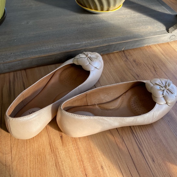 Clarks artisan genuine leather flats in a glossy cream/champagne colour - Picture 2 of 5